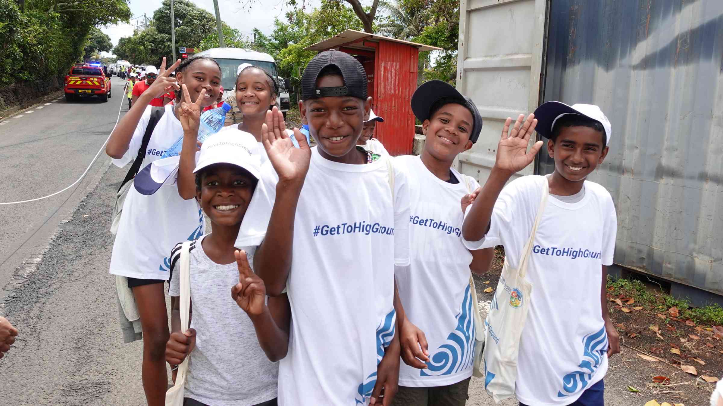 children waving