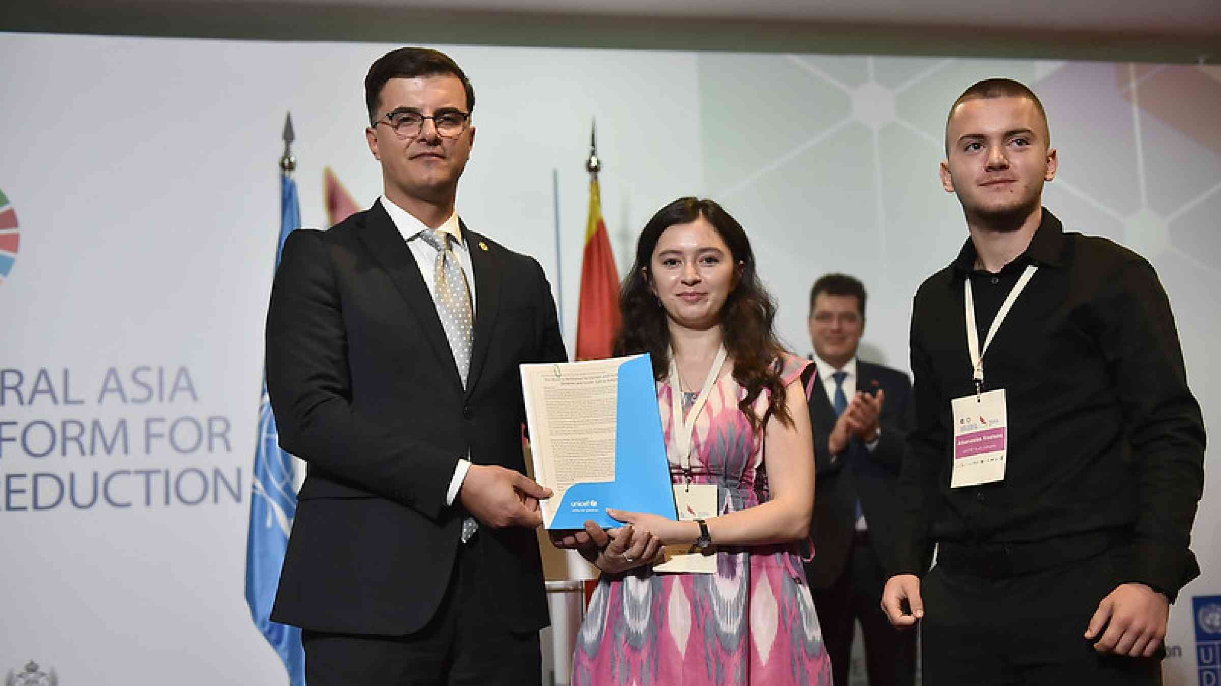 Youth delegates hand the Children and Youth Statement to the Minister of Interior