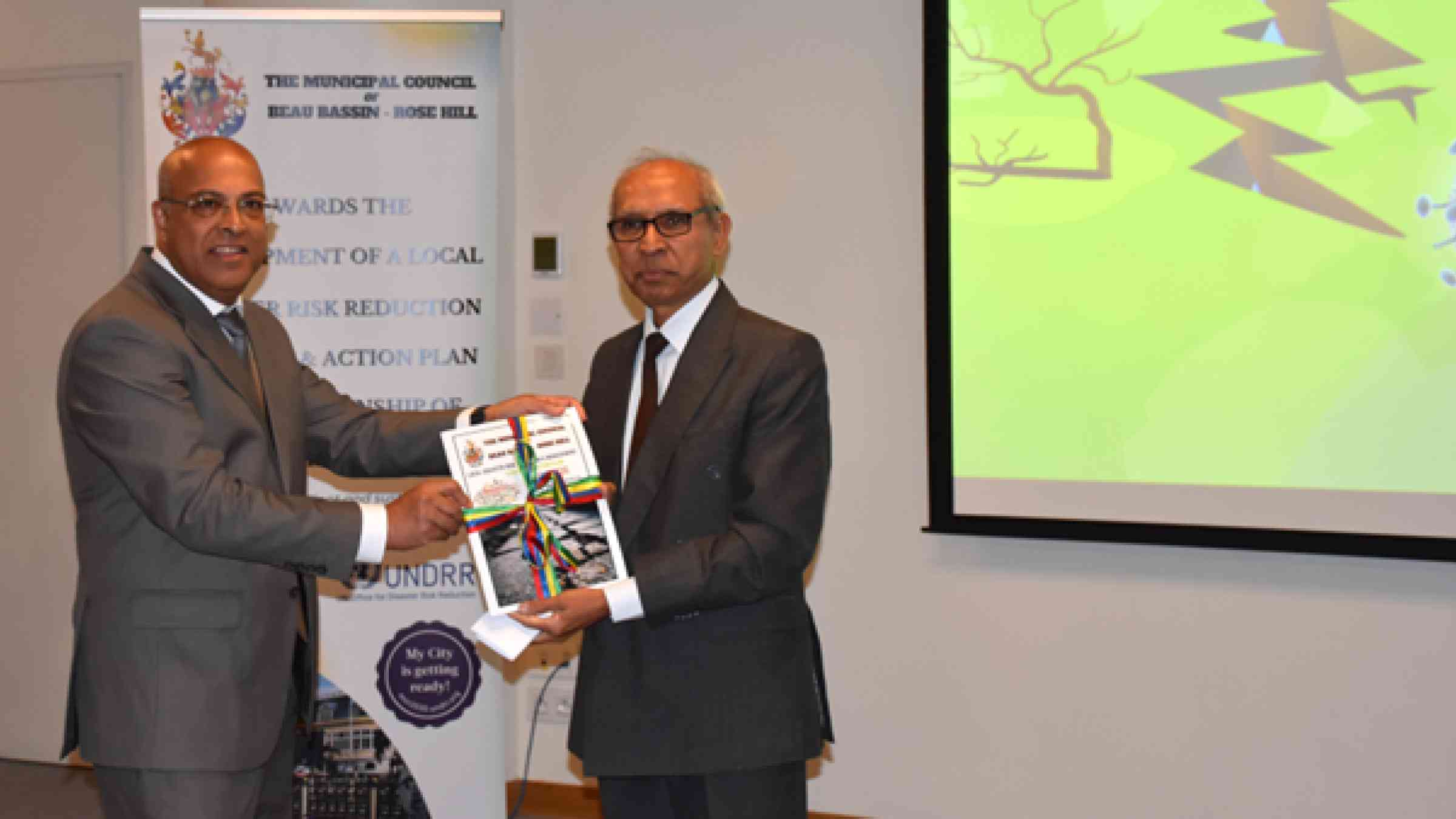 Two men shaking hands at the Beau Bassin Rose Hill MCR2030 launch